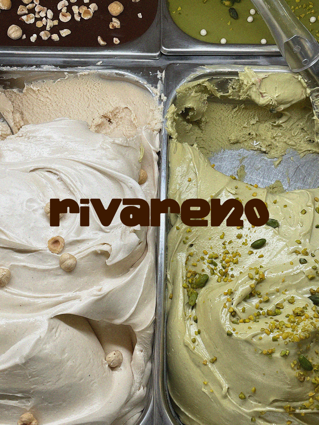 Rivareno-Gelato-Logo in braunen Buchstaben auf Pistazieneis – Brand Identity
